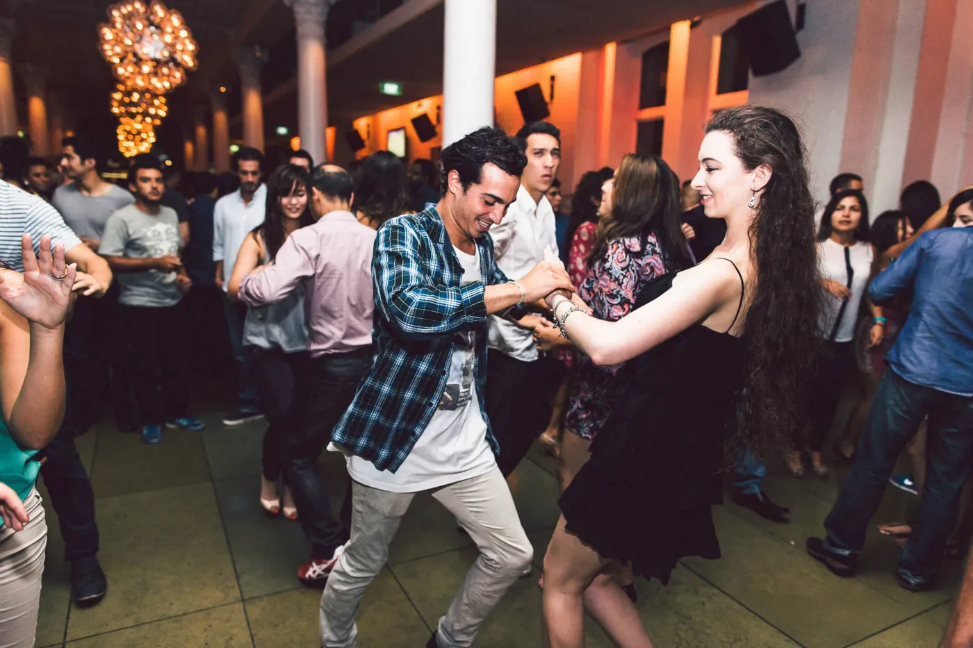 Pessoas dançando salsa em um bar durante uma aula